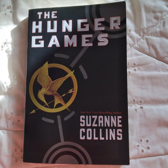 The Hunger games book - Picture 1 of 3